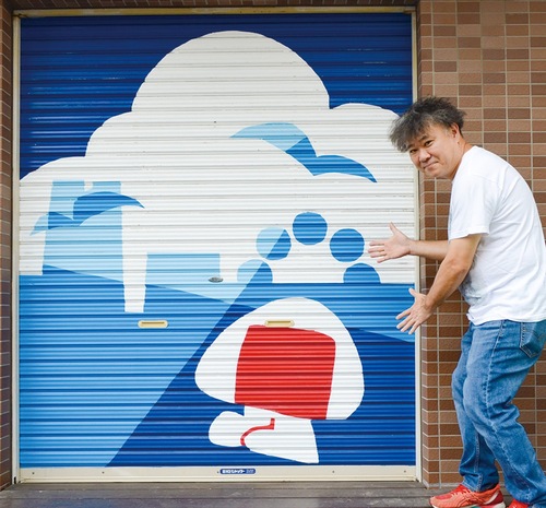 昨年制作した壁画と服部委員長