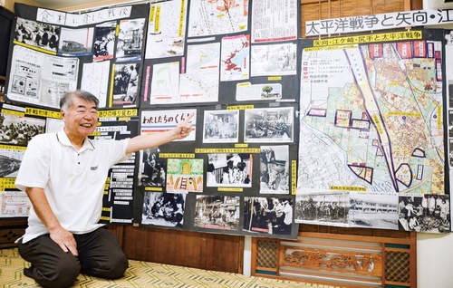 展示物を紹介する間口さん