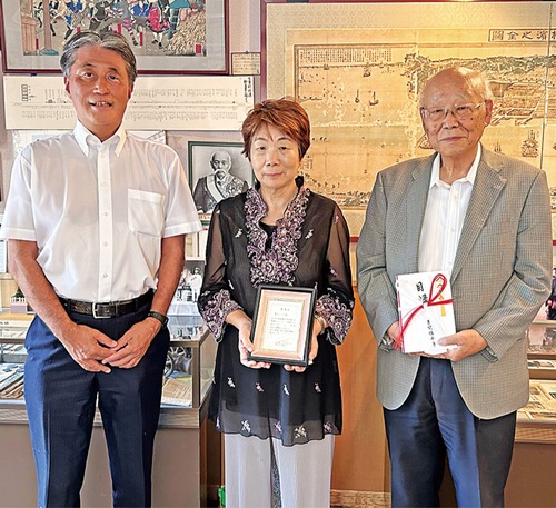 寄付を行った晝間さん（中央）と石川代表（右）