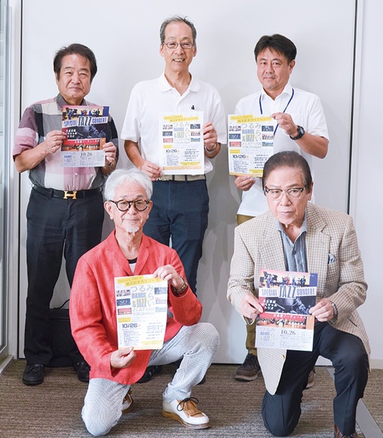 来場を呼び掛ける実行委たち