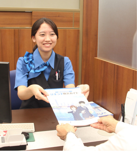 防災ガイドを手渡す行員