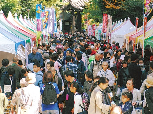 参道はこのにぎわい（写真は過去）