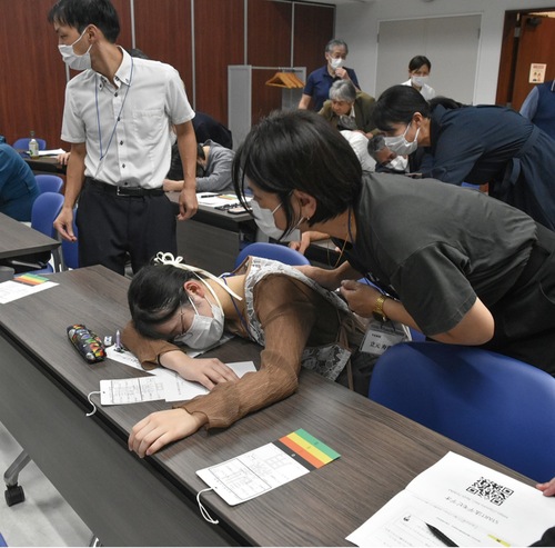 重症度判断の実技に取り組む参加者たち＝提供