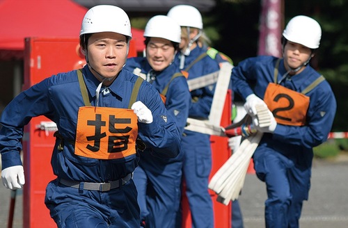 訓練成果を披露する隊員ら