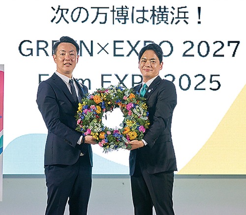 ホストシティをバトンタッチした山中市長（右）