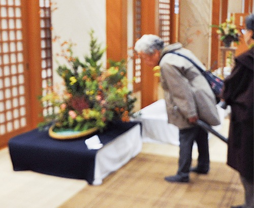 作品をじっくりと眺める参加者