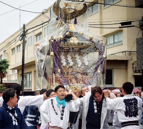 雨避けをつけて巡行する宮神輿