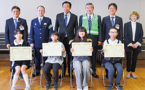 表彰を受けた児童と関係者ら
