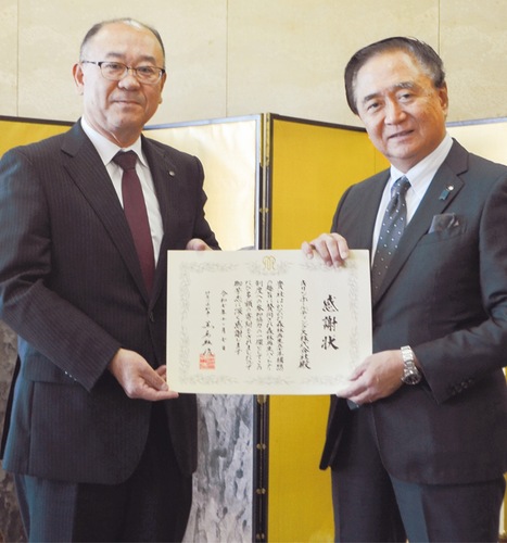 感謝状を受け取る藤原工場長（左）