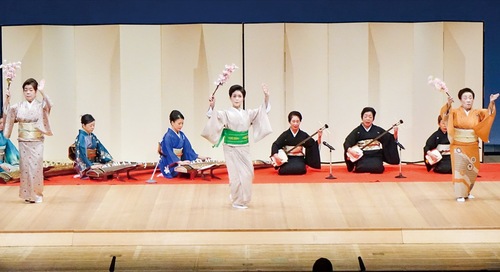 幅広い演目を披露する＝提供