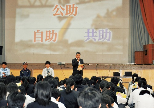 生徒たちに語りかける八木さん