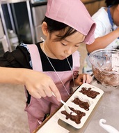 児童がパティシエに