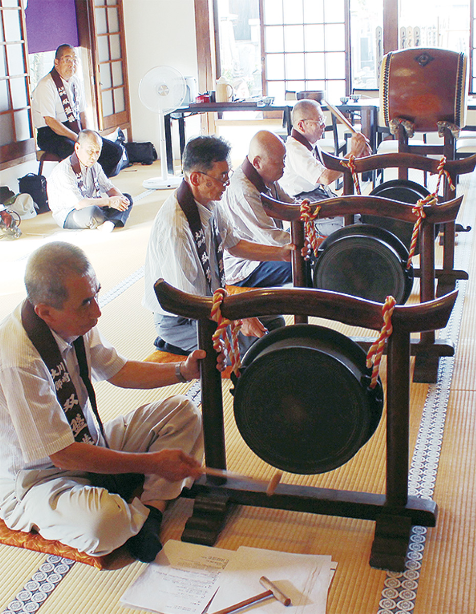 双盤響かせ、盆供養 正泉寺で希少仏事 | 鶴見区 | タウンニュース