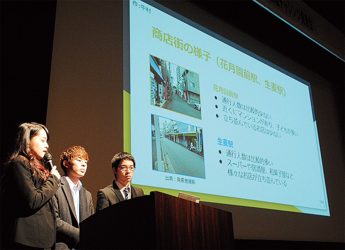 アイデアを披露する学生