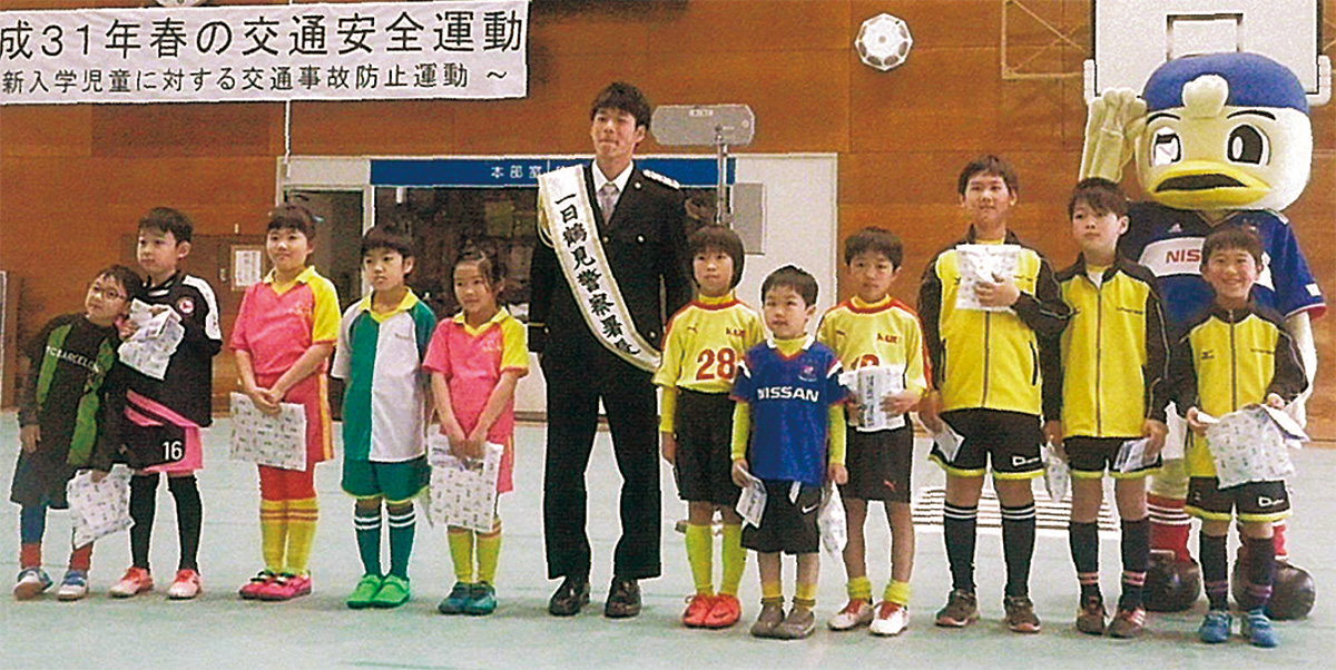 椿選手と児童ら
