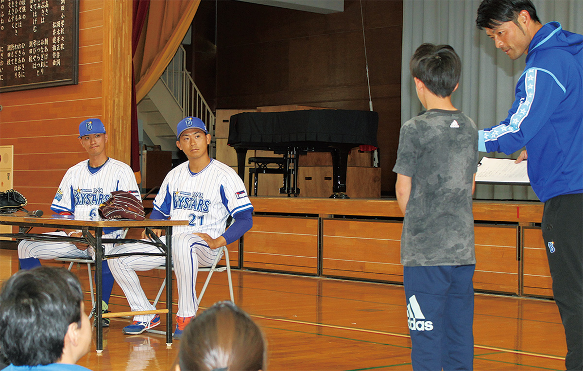 児童と夢について語る選手たち