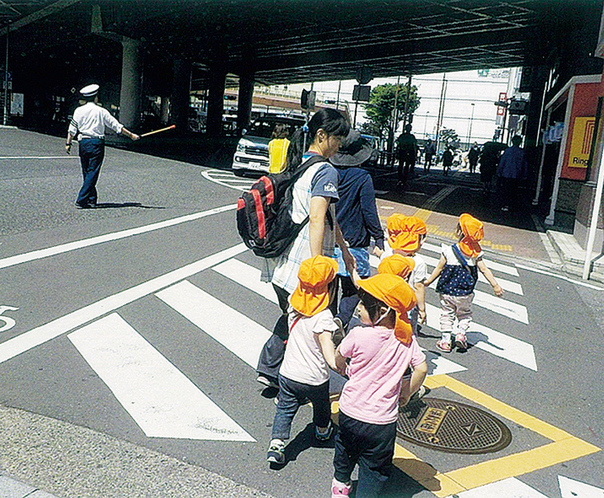 園児に交通安全指導