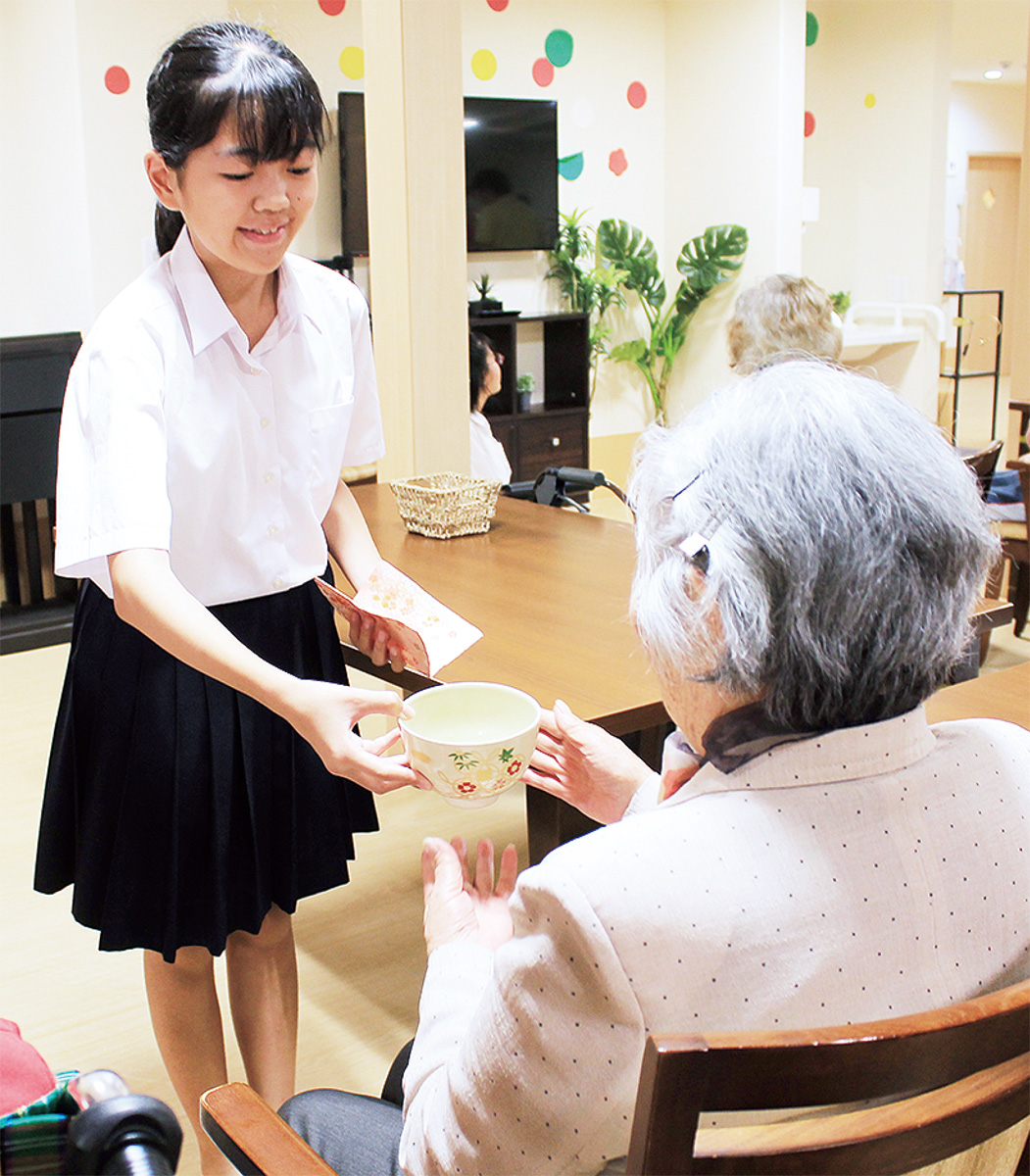 末吉中学校茶道部 高齢者をおもてなし 老人ホームでお茶振舞う | 鶴見区 | タウンニュース