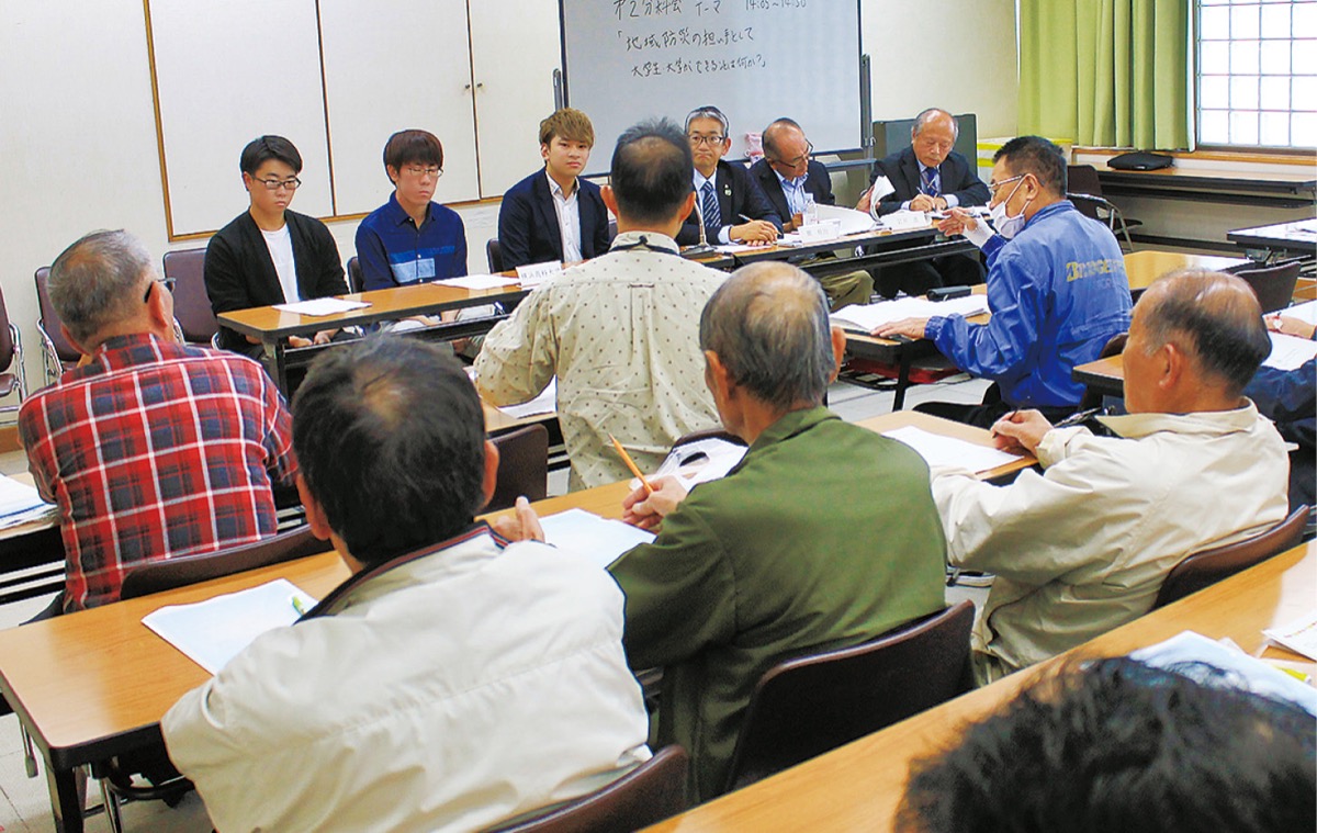 分科会に分かれ、学生と議論