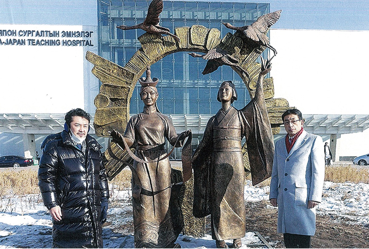 友好のオブジェを寄贈