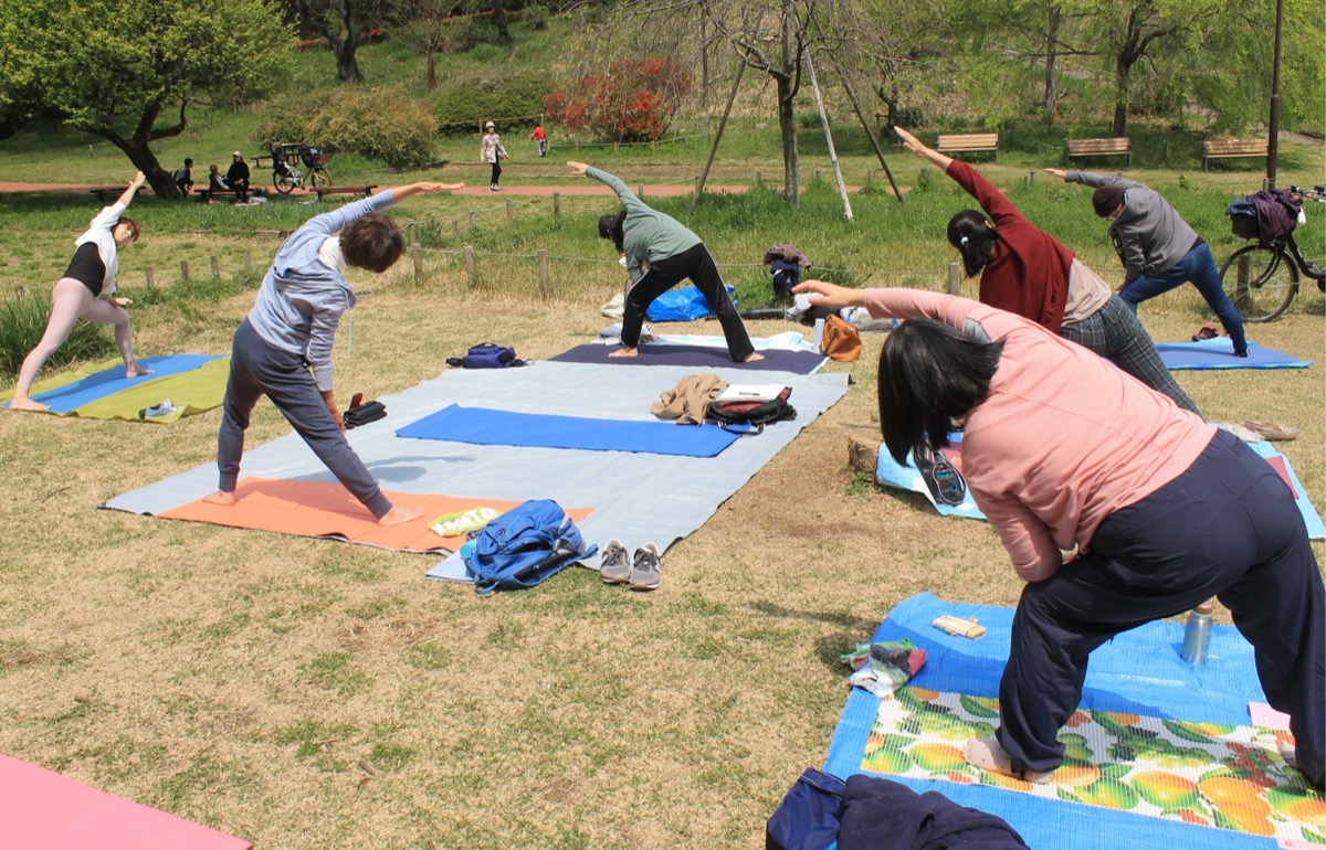 三ツ池で青空ヨガ ｗｅｂ限定記事 対策万全 心も快晴 鶴見区 タウンニュース