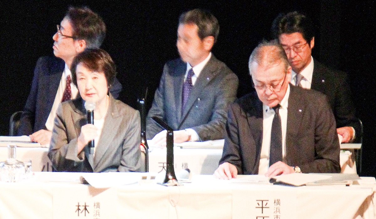 昨年1月に南公会堂で行われたIR市民説明会でIRの必要性を語る林市長(左)