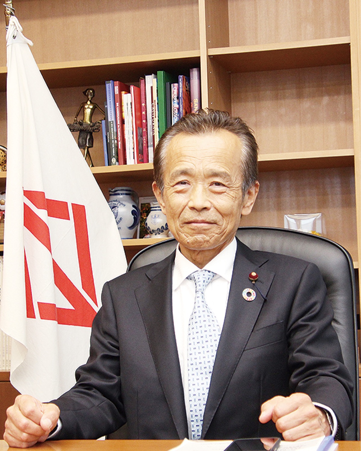 議長室の自席に座る清水議長