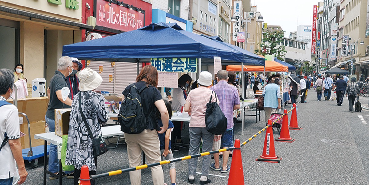 恒例の抽選会に並ぶ来街者