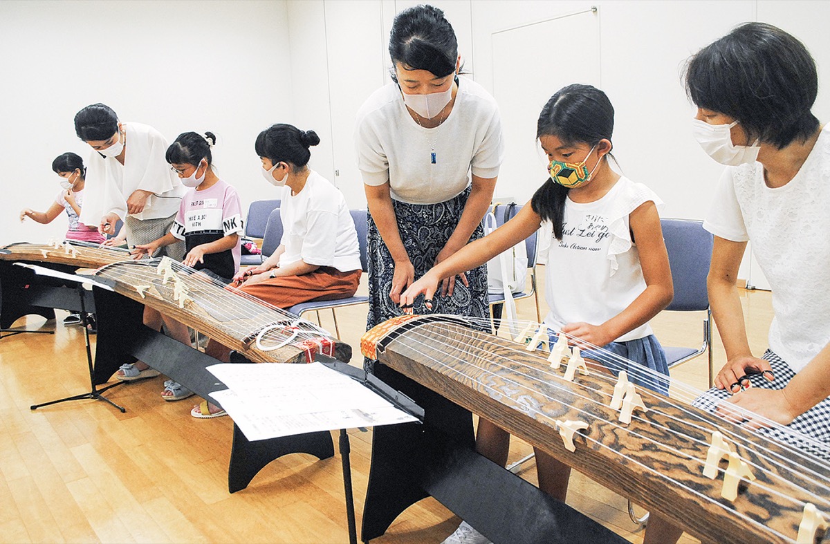 体験しながら箏を学ぶ