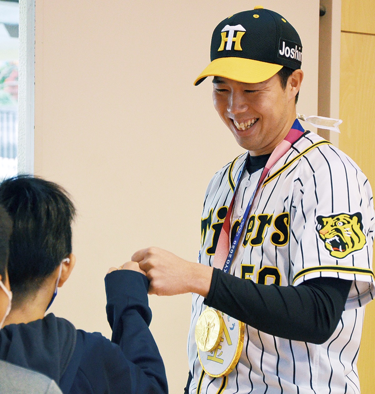 金メダルを首にかけ母校に凱旋した青柳選手