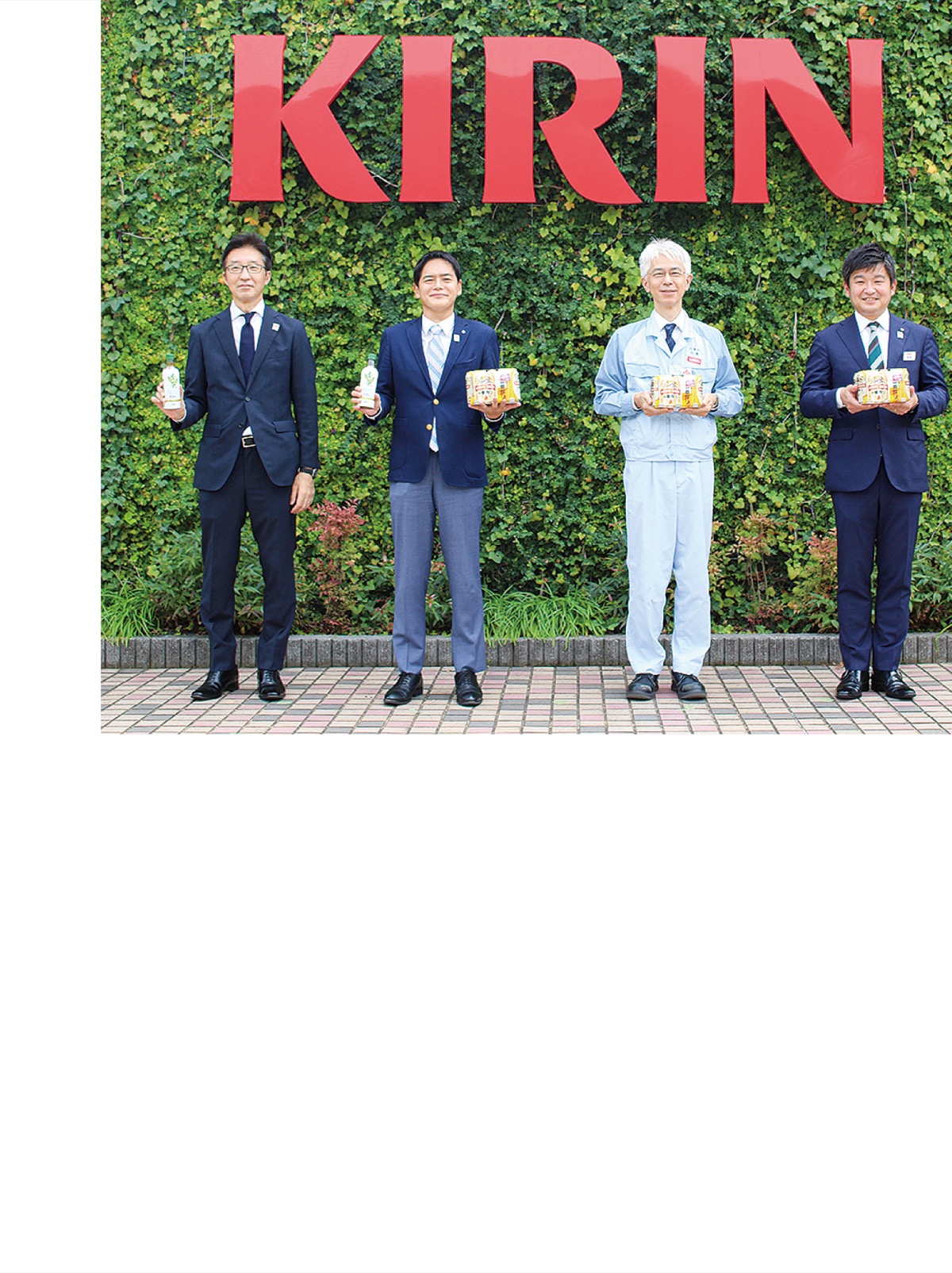 キリンも特別デザインで園芸博応援(左2人目が山中市長)