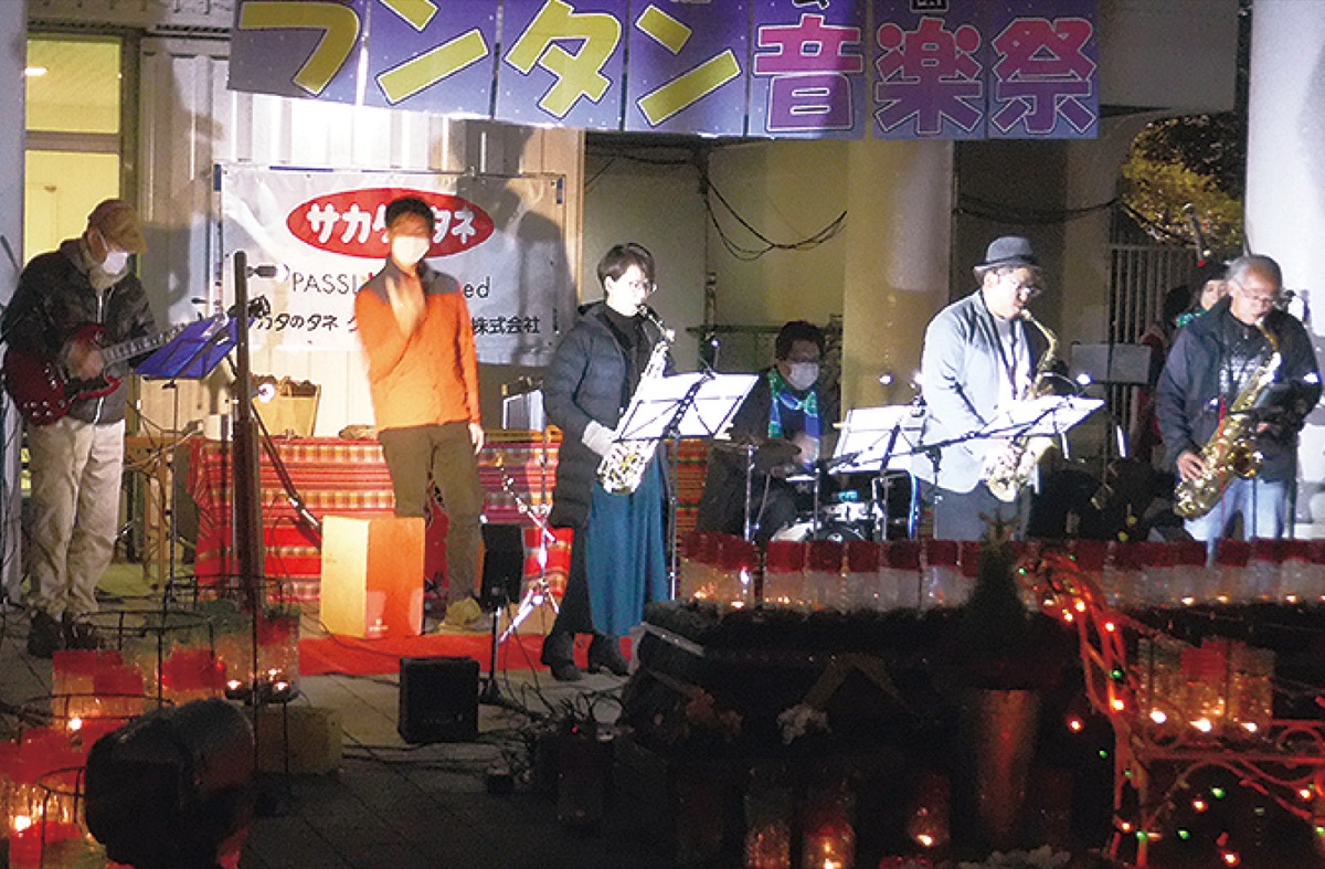 灯りの前で演奏する出演者