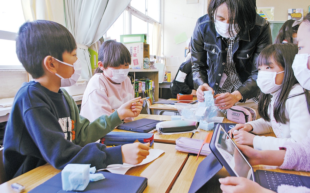 真剣な表情で話し合う児童
