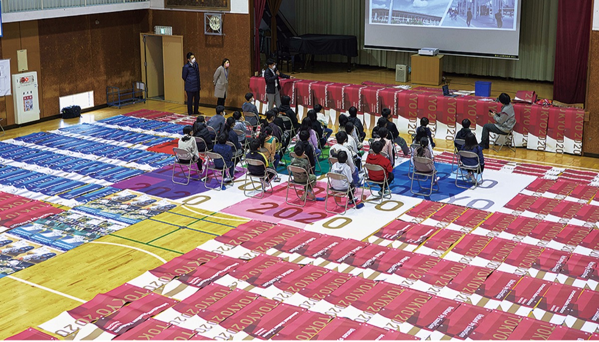 初回授業で体育館に並べられたフラッグ（横浜市提供）