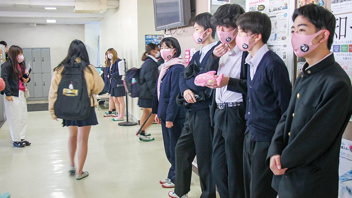 横浜市立東高校 サステイナブル研究部が校内でピンクシャツデー いじめ防止に シールで啓発 鶴見区 タウンニュース