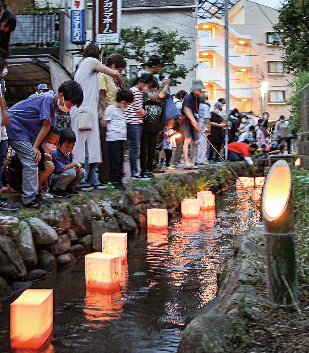 せせらぎで灯ろう流し 50個に思い込め | 鶴見区 | タウンニュース