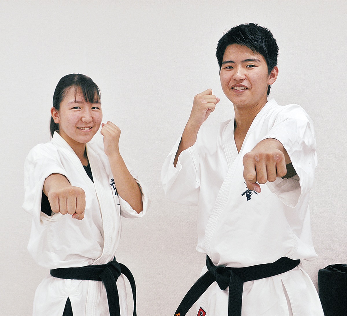 世界大会に出場する吉田選手＝写真左＝と金岡選手