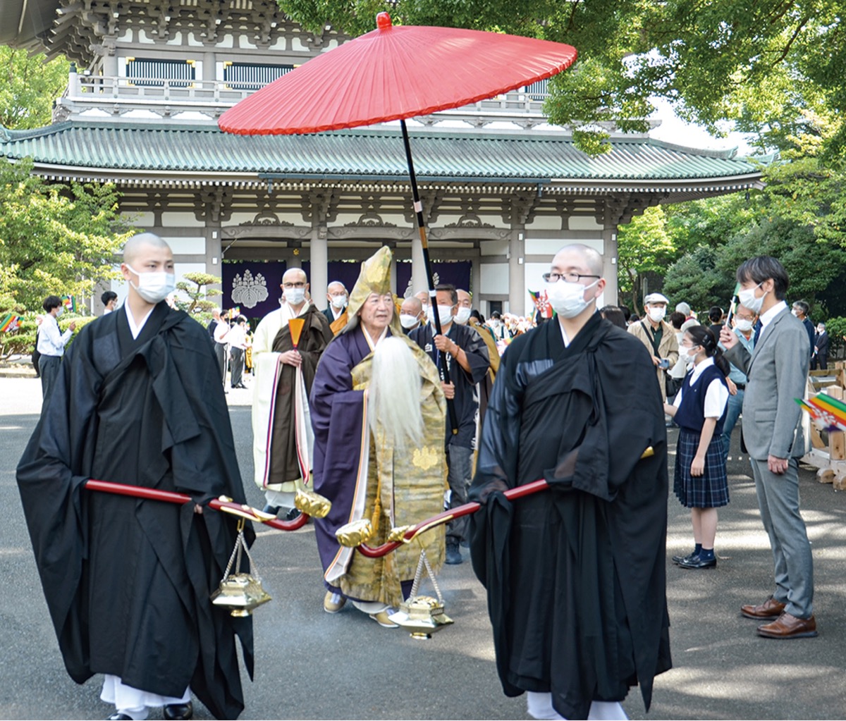 行列とともに大祖堂へ向かう石附新貫首(中央)