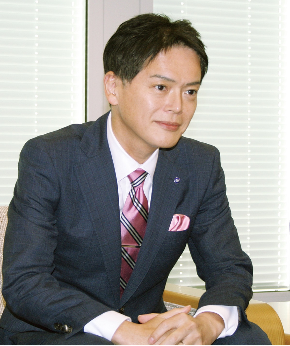 取材に答える山中市長