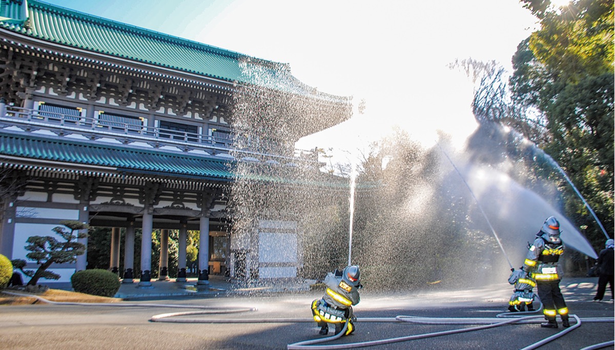 放水活動する消防署員ら