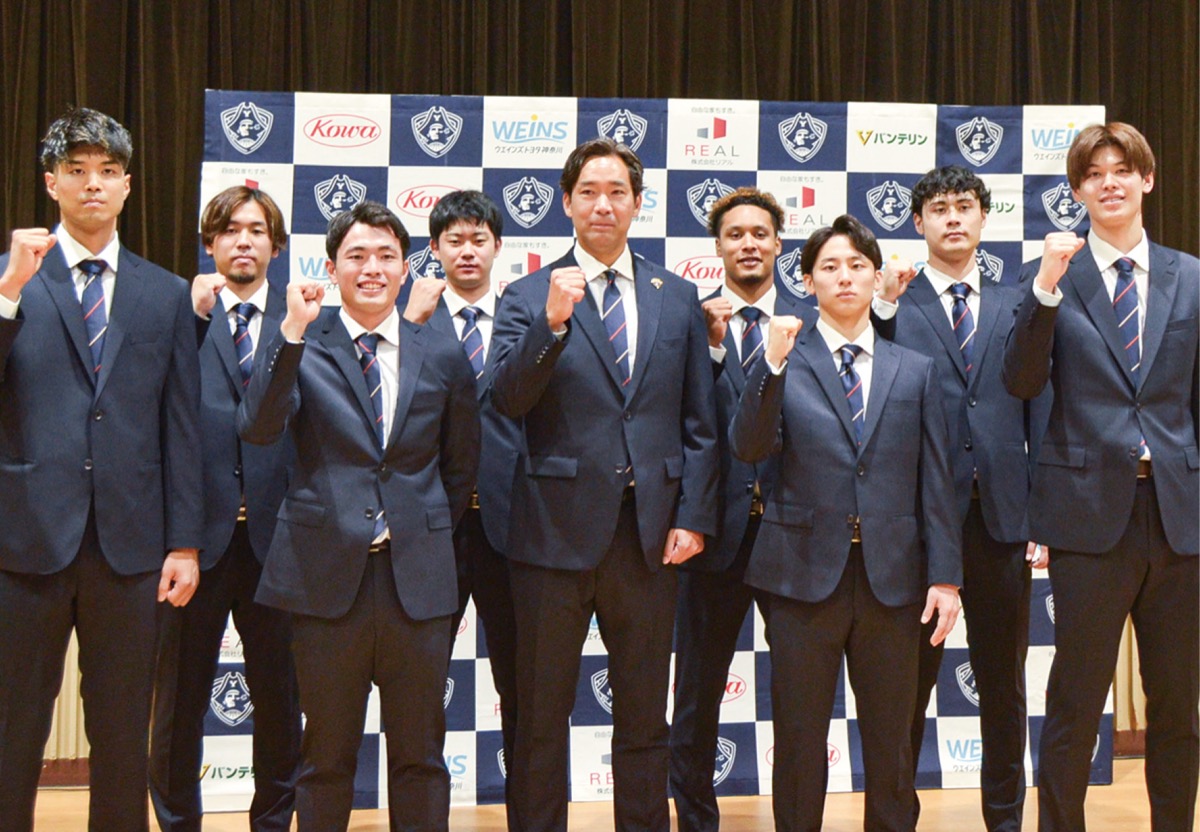 今シーズンに意欲を示す選手と青木勇人ヘッドコーチ（中央）