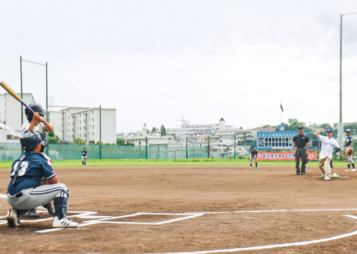 中根学長による始球式も