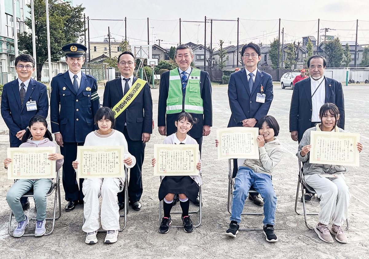 受賞を喜ぶ児童たちと関係者