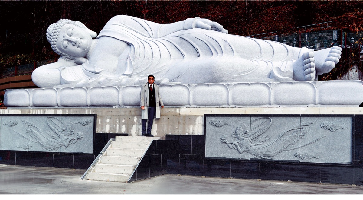 奉納された実際の釈迦涅槃像と篠原さん