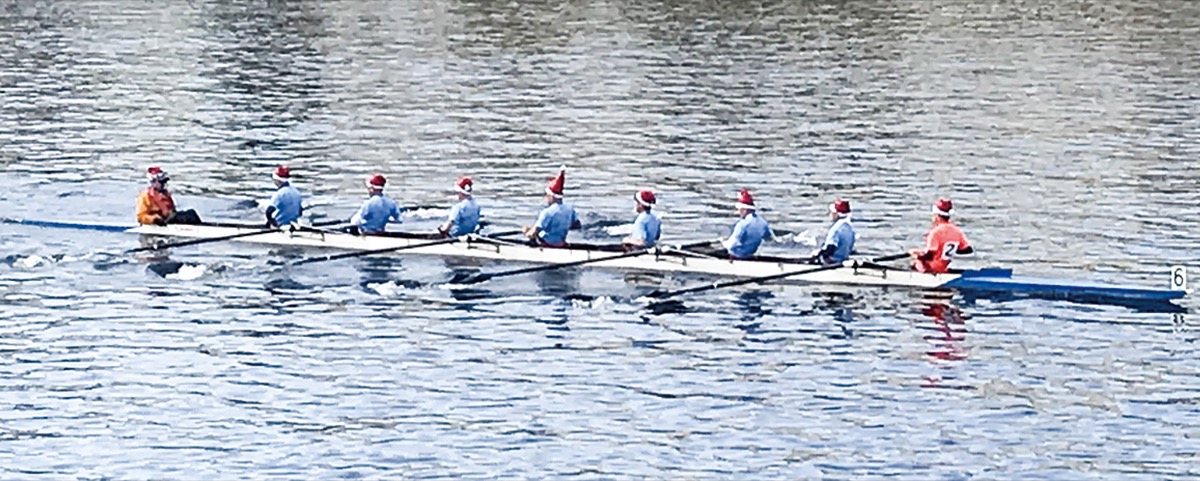 息を合わせてボートを漕ぐ参加者たち=提供