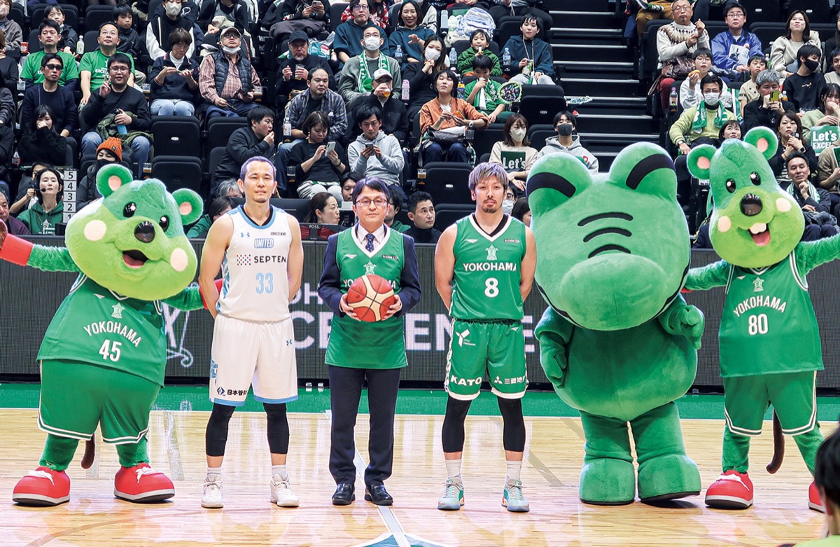 渋谷区長（中央）も応援に駆けつけた＝提供