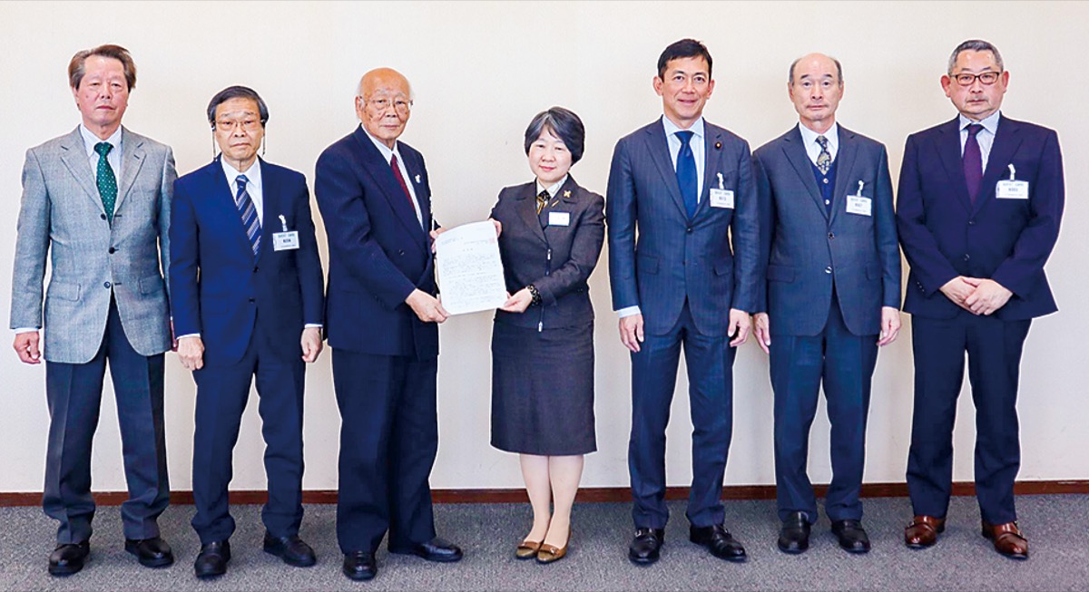 要望書を手渡す石川会長＝中央