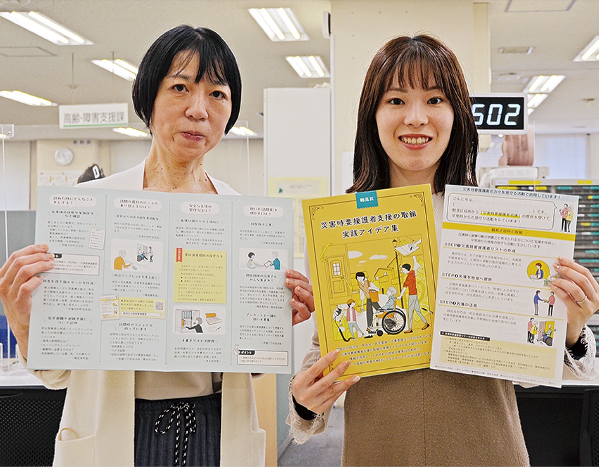 パンフレットとチラシを紹介する区の担当者