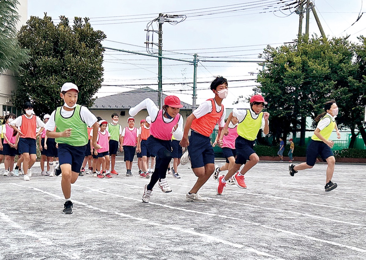 GPSを装着して計測する児童たち