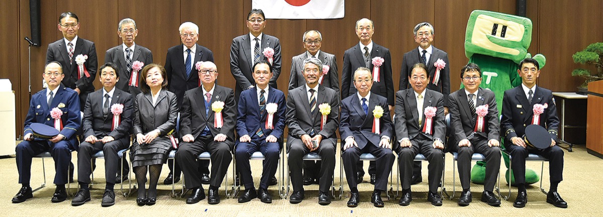 ８人１団体に納税表彰